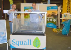 Ook nieuw op de beurs was het bedrijf Squall: Zij bieden een hulpstof voor de gewasbescherming. Op de foto Bart Wezenberg en Rick Sijs.